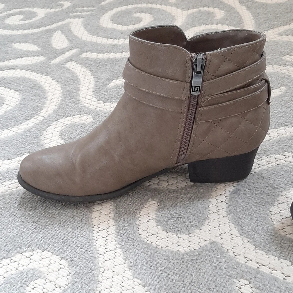 LIZ CLAIBORNE taupe ankle zip buckle boots. SIZE 8.
